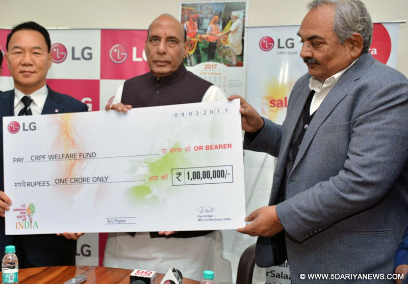 The Union Home Minister, Shri Rajnath Singh receiving a cheque of Rupees One Crore for the CRPF Welfare Fund from the Managing Director of LG Electronics India, Mr. Kim Ki Wan, in New Delhi on February 09, 2017.