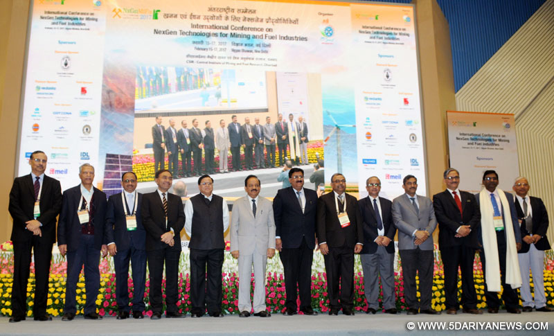 The Union Minister for Science & Technology and Earth Sciences, Dr. Harsh Vardhan in a group photograph at the inauguration of the International Conference on NexGen Technologies for Mining and Fuel Industries - NxGnMiFu - 2017, organised by CSIR-Central Institute of Mining & Fuel Research (CSIR-CIMFR), in New Delhi on February 15, 2017. The Member, NITI Aayog, Dr. V.K. Saraswat and the DG, CSIR, Dr. Shri Girish Sahni are also seen.