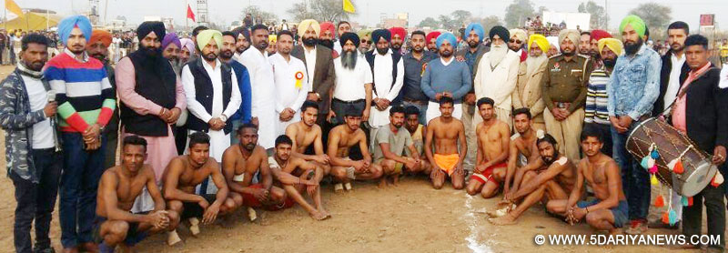ਸਥਾਨਕ ਸ਼ਹਿਰ ਵਿਚ ਕਰਵਾਏ ਕੱਬਡੀ ਕੱਪ ਦੌਰਾਨ ਟੀਮਾਂ ਨਾਲ ਜਾਣ ਪਹਿਚਾਣ ਕਰਦੇ ਪਤਵੰਤੇ।