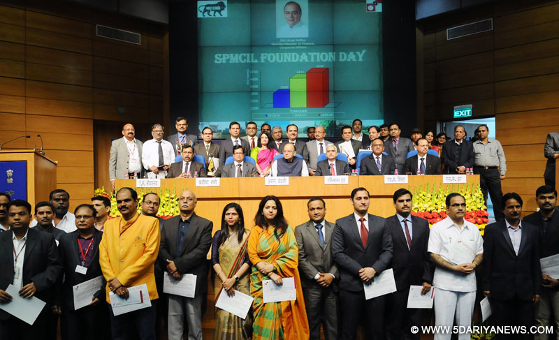 The Union Minister for Finance and Corporate Affairs, Shri Arun Jaitley with the awardees, at the foundation day function of the Security Printing Minting Corporation of India Limited (SPMCIL), in New Delhi on February 17, 2017. The Secretary, Department of Economic Affairs, Shri Shaktikanta Das is also seen.