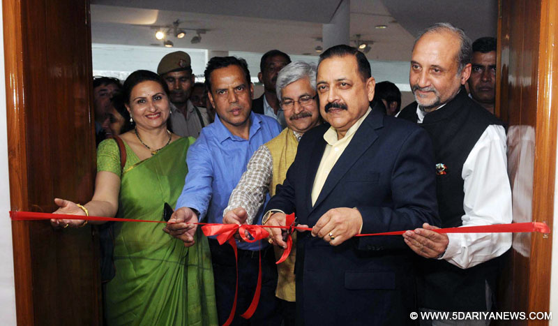 Dr. Jitendra Singh inaugurating the painting exhibition by Jammu and Kashmir artists, in New Delhi on February 27, 2017.