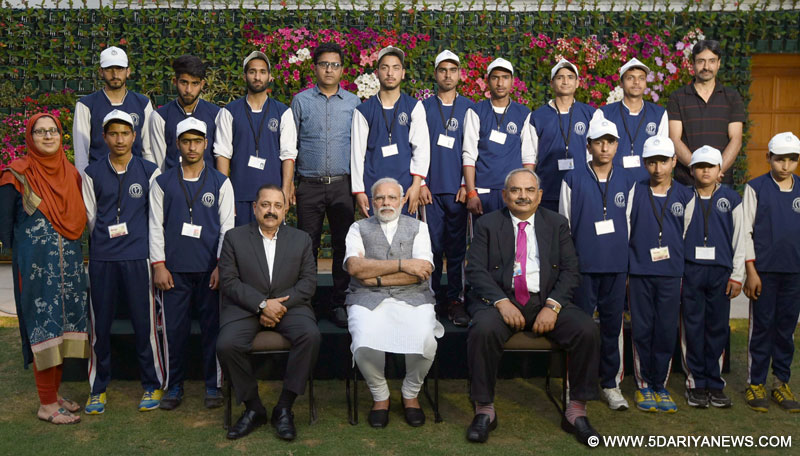 The Prime Minister, Shri Narendra Modi with the youth and children from Jammu and Kashmir, in New Delhi on February 28, 2017. The Minister of State for Development of North Eastern Region (I/C), Prime Minister’s Office, Personnel, Public Grievances & Pensions, Atomic Energy and Space, Dr. Jitendra Singh and the Union Home Secretary, Shri Rajiv Mehrishi are also seen.
