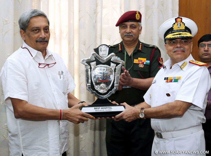 The Union Minister for Defence, Shri Manohar Parrikar presenting the Raksha Mantri’s Trophy for the Best Service Hospital in the Armed Forces Medical Services (AFMS) for the year 2016 to Commandant, INHS Asvini Mumbai, Surgeon Rear Admiral Ravi Kalra, in New Delhi on March 02, 2017. The Director General, AFMS and Senior Colonel Commandant Lt. General M.K. Unni is also seen.