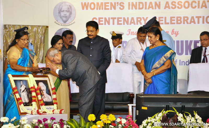 The President, Shri Pranab Mukherjee paying floral tributes to Annie Besant and Dr. Muthulakshmi Reddy at the Centenary Celebrations of Women’s Indian Association, in Chennai on March 03, 2017. The Governor of Tamil Nadu, Shri C. Vidyasagar and the Social Welfare Minister of Tamil Nadu, Shri V. Saroja are also seen. 