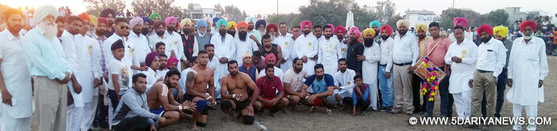 ਨੇੜਲੇ ਪਿੰਡ ਸਿੰਹੋਂਮਾਜਰਾ ਵਿਖੇ ਕਬੱਡੀ ਕੱਪ ਦੌਰਾਨ ਖਿਡਾਰੀਆਂ ਨਾਲ ਤਸਵੀਰ ਕਰਵਾਉਂਦੇ ਜੈਲਦਾਰ ਚੈੜੀਆਂ, ਜੰਗ ਸੋਲਖੀਆਂ, ਨਰਿੰਦਰ ਸਿੰਹੋਂਮਾਜਰਾ, ਜੈ ਚੱਕਲਾਂ ਅਤੇ ਪ੍ਰਬੰਧਕ।