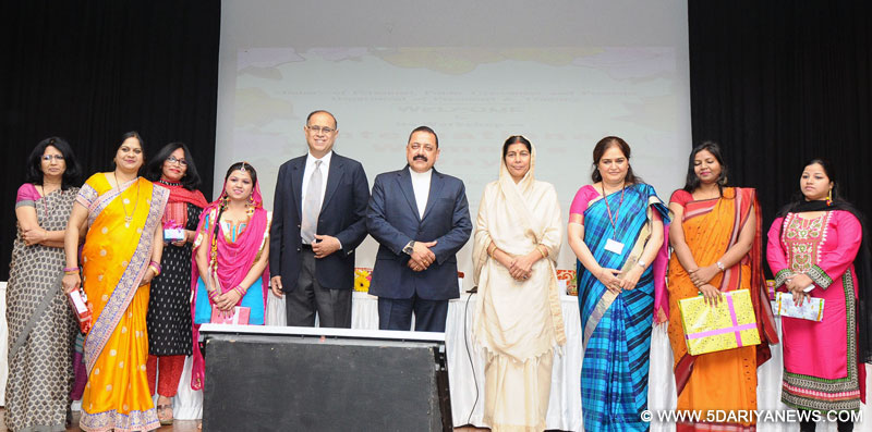 Dr. Jitendra Singh in a group photograph with the woman employees felicitated, organised by the Department of Personnel & Training, to mark the International Women’s Day, in New Delhi on March 08, 2017. 