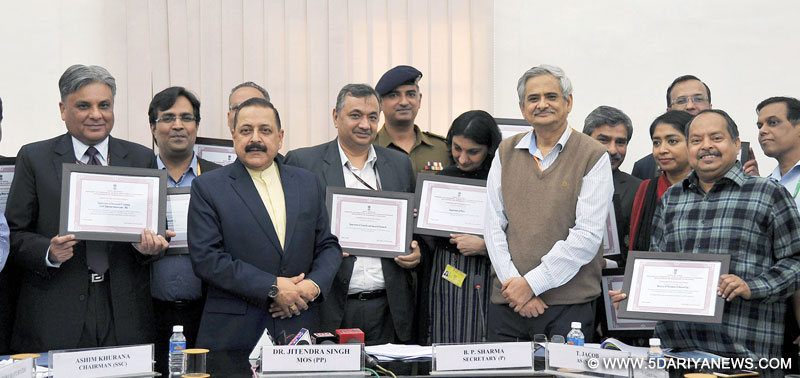 Dr. Jitendra Singh with the recipients of Certificate of Excellence on RTI Request and Appeals Management Information System, organised by the Department of Personnel & Training (DoPT), in New Delhi on March 17, 2017.