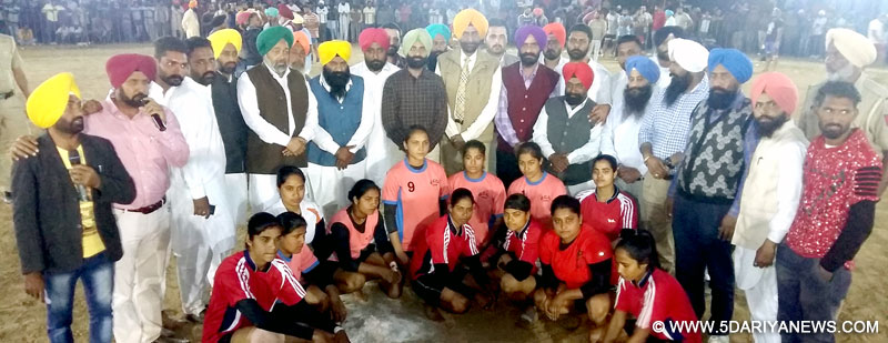 ਪਿੰਡ ਚਟੋਲੀ ਦੇ ਕਬੱਡੀ ਕੱਪ ਦੌਰਾਨ ਲੜਕੀਆਂ ਦੀਆਂ ਟੀਮਾਂ ਨਾਲ ਤਸਵੀਰ ਕਰਵਾਉਂਦੇ ਮੁਖ ਮਹਿਮਾਨ ਵਿਧਾਇਕ ਜੀ.ਪੀ, ਜੈਲਦਾਰ ਚੈੜੀਆਂ, ਦਵਿੰਦਰ ਬਾਜਵਾ, ਗੁਰਸ਼ਰਨ ਸਿੰਘ ਸੰਧੂ ਤੇ ਪ੍ਰਬੰਧਕ।
