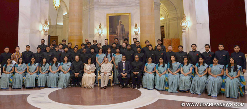 The President, Shri Pranab Mukherjee with the officer trainees of 70th batch of the Indian Revenue Service from National Academy of Direct Taxes, Nagpur, at Rashtrapati Bhavan, in New Delhi on March 21, 2017. 