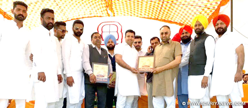 ਪਿੰਡ ਚਟੌਲੀ ਵਿਖੇ ਐਨ ਆਰ ਆਈ ਅਵਤਾਰ ਸਿੰਘ ਯੂ ਐਸ ਏ ਜੀ ਨੂੰ ਸਨਮਾਨਿਤ ਕਰਦੇ ਸ. ਹਰੀ ਸਿੰਘ ਨੱਲੁਆ ਕਲੱਬ ਦੇ ਪ੍ਰਬੰਧਕ ਤੇ ਪਤਵੰਤੇ। 