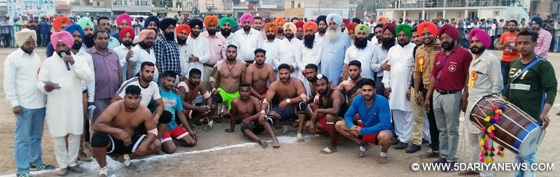 ਸਥਾਨਕ ਸ਼ਹਿਰ ਦੇ ਖੇਡ ਸਟੇਡੀਅਮ ਵਿਚ ਕਬੱਡੀ ਕੱਪ ਦੌਰਾਨ ਟੀਮਾਂ ਨਾਲ ਤਸਵੀਰ ਕਰਵਾਉਂਦੇ ਦਵਿੰਦਰ ਸਿੰਘ ਬਾਜਵਾ, ਸੁਖਜਿੰਦਰ ਸਿੰਘ ਮਾਵੀ ਤੇ ਪ੍ਰਬੰਧਕ।