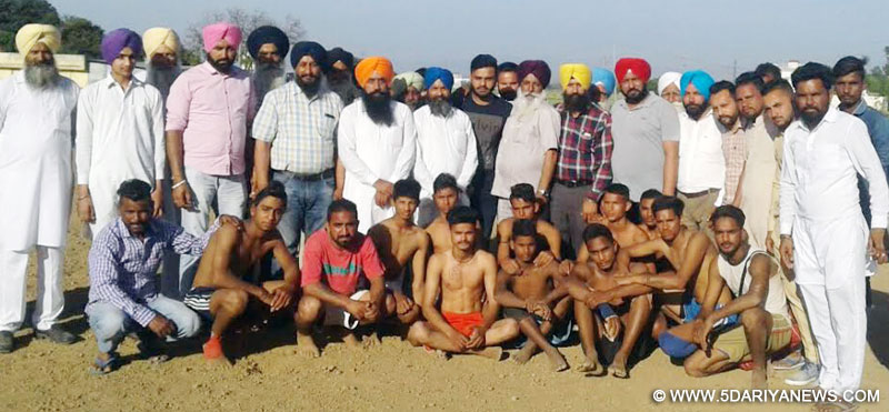 ਪਿੰਡ ਖ਼ਾਬੜਾਂ ਵਿਖੇ ਕਰਵਾਏ ਜਾ ਰਹੇ ਕਬੱਡੀ ਕੱਪ ਦੌਰਾਨ ਟੀਮਾਂ ਨਾਲ ਜਾਣ ਪਛਾਣ ਕਰਦੇ ਹੋਏ ਪ੍ਰਬੰਧਕ ਅਤੇ ਹੋਰ।