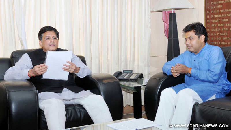 The Power Minister of Uttar Pradesh, Shri Shrikant Sharma meeting the Minister of State for Power, Coal, New and Renewable Energy and Mines (Independent Charge), Shri Piyush Goyal, in New Delhi on March 27, 2017.
