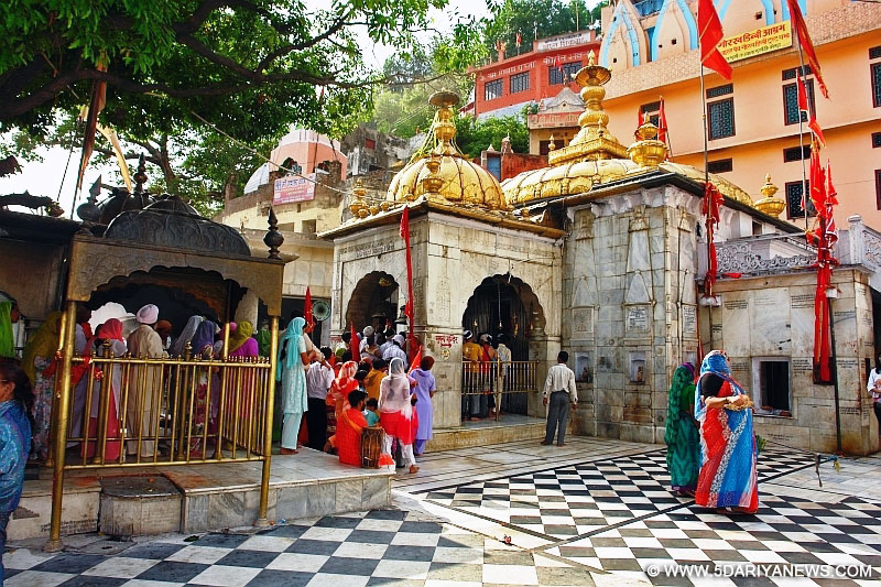 नवरात्रि पर हिमाचल के मंदिरों में श्रद्धालुओं की भीड़ उमड़ी