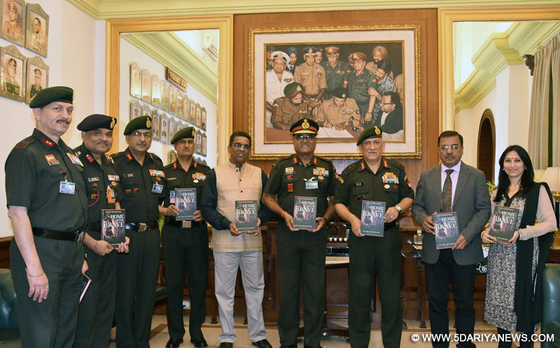 सेना प्रमुख जनरल बिपिन रावत 27 मार्च 2017 को नई दिल्ली में भारतीय सेना के उग्रवाद विरोधी दल राष्ट्रीय राइफल्स (आरआर) के इतिहास से संबंधित पुस्तक ‘होम ऑफ द ब्रेव’ का विमोचन करते हुए। 