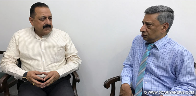 The Director General of Police, Jammu & Kashmir, Shri S.P. Vaid meeting the Minister of State for Development of North Eastern Region (I/C), Prime Minister’s Office, Personnel, Public Grievances & Pensions, Atomic Energy and Space, Dr. Jitendra Singh, in New Delhi on March 29, 2017.
