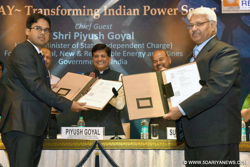 The Minister of State for Power, Coal, New and Renewable Energy and Mines (Independent Charge), Shri Piyush Goyal witnessing the signing ceremony of an MoU between Central Government and the State Governments & DISCOMs of Arunachal Pradesh, under UDAY scheme, at the Analysts cum Media meet on Ujwal DISCOM Assurance Yojana (UDAY), in New Delhi on March 29, 2017.