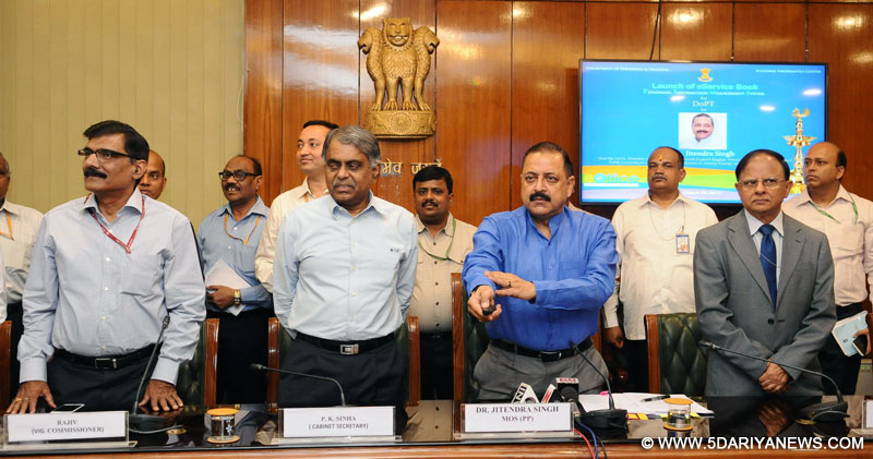 Dr. Jitendra Singh launching the e-Service Book of DoPT, in New Delhi on March 30, 2017. The Cabinet Secretary, Shri P.K. Sinha, the Additional Principal Secretary to the Prime Minister, Dr. P.K. Mishra and the Vigilance Commissioner Shri Rajiv are also seen. 