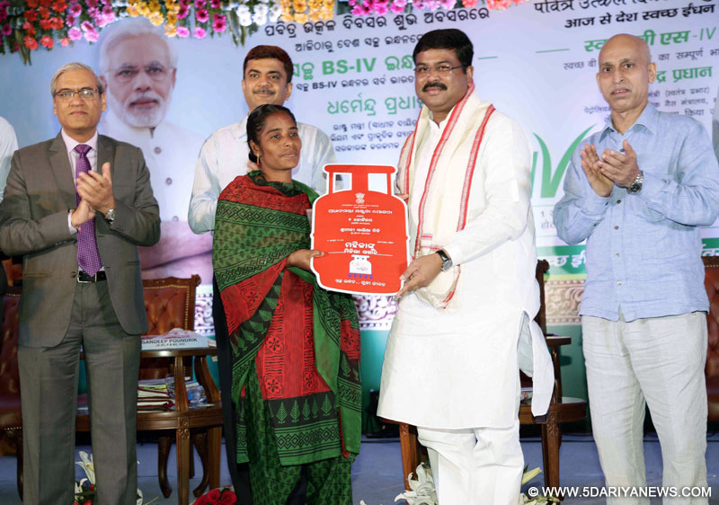 Dharmendra Pradhan distributing the “Number 2 Cr LPG” to a beneficiary, at the Country-wide launch of BS-IV grade fuels, at Bhubaneswar, Odisha on April 01, 2017. 
