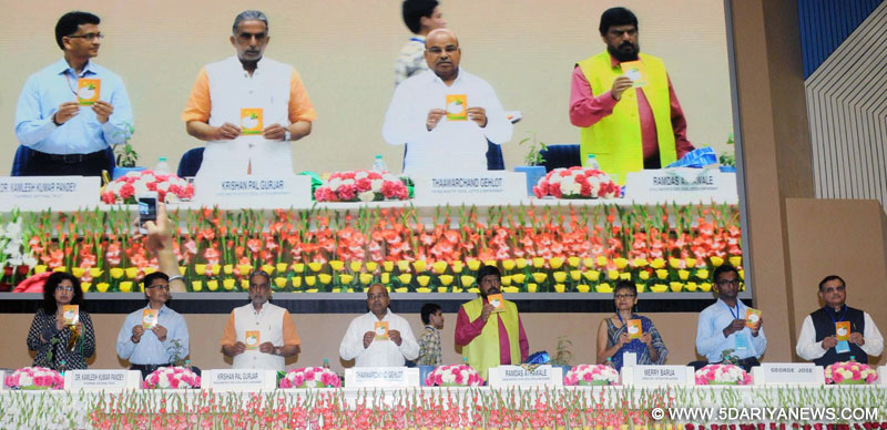 केंद्रीय सामाजिक न्याय और अधिकारिता राज्य मंत्री, श्री थावर चन्द गहलोत 3 अप्रैल 2017 को नई दिल्ली में विश्व आ़ॉटिज्म जागरूकता माह के अवसर पर नेशनल ट्रस्ट द्वारा "आ़ॉटिज्म पर राष्ट्रीय सम्मेलन" के आयोजन के उद्घाटन अवसर पर पुस्तिका का विमोचन करते हुए। इस अवसर पर सामाजिक न्याय और अधिकारिता राज्यमंत्री श्री कृष्ण पाल और श्री रामदास अठावले एवं अन्य गणमान्य भी उपस्थित हैं।