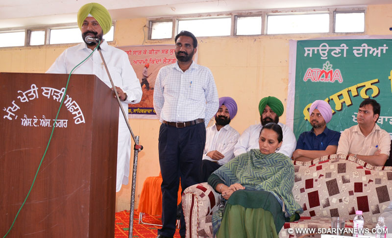 ਹਲਕਾ ਵਿਧਾਇਕ ਸ. ਬਲਬੀਰ ਸਿੰਘ ਸਿੱਧੂ ਖੇਤੀਬਾੜੀ ਵਿਭਾਗ ਵੱਲੋਂ ਸਾਉਣੀ ਦੀਆਂ ਫਸਲਾਂ ਦੀ ਕਾਸ਼ਤ ਸਬੰਧੀ ਐਸ.ਏ.ਐਸ ਨਗਰ ਵਿਖੇ ਲਗਾਏ ਜ਼ਿਲ੍ਹਾ ਪੱਧਰੀ ਕਿਸਾਨ ਸਿਖਲਾਈ ਕੈਂਪ ਨੂੰ ਸੰਬੋਧਨ ਕਰਦੇ ਹੋਏ। 