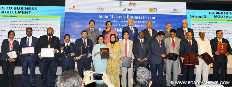 The Prime Minister of Malaysia, Dato’ Sri Mohd Najib Bin Tun Abdul Razak and the Minister of State for Commerce & Industry (Independent Charge), Smt. Nirmala Sitharaman at the India-Malaysia Business forum, in New Delhi on April 03, 2017. 