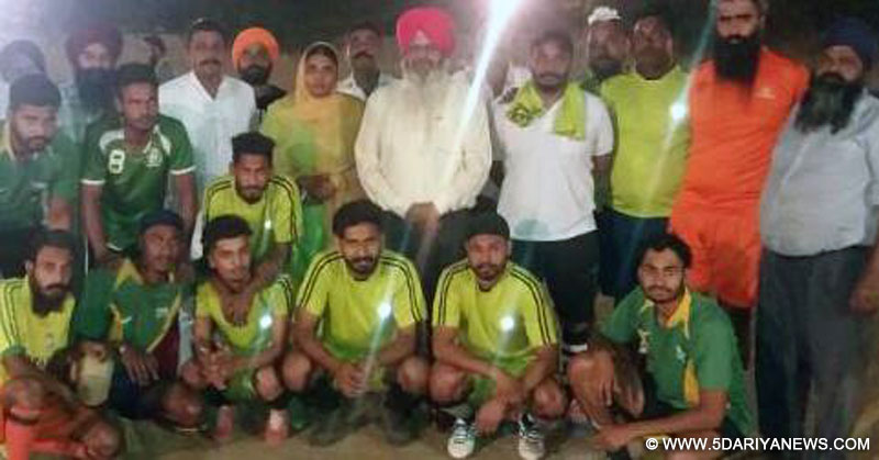 ਸਥਾਨਕ ਸ਼ਹਿਰ ਦੇ ਵਾਰਡ ਨੰਬਰ 10 ਚਨਾਲੋਂ ਵਿਖੇ ਫੁੱਟਬਾਲ ਮੈਚ ਦਾ ਉਦਘਾਟਨ ਕਰਦੇ ਗੁਰਮੇਲ ਸਿੰਘ ਪਾਬਲਾ ਤੇ ਕੌਂਸਲਰ ਕੁਲਵੰਤ ਕੌਰ ਪਾਬਲਾ।