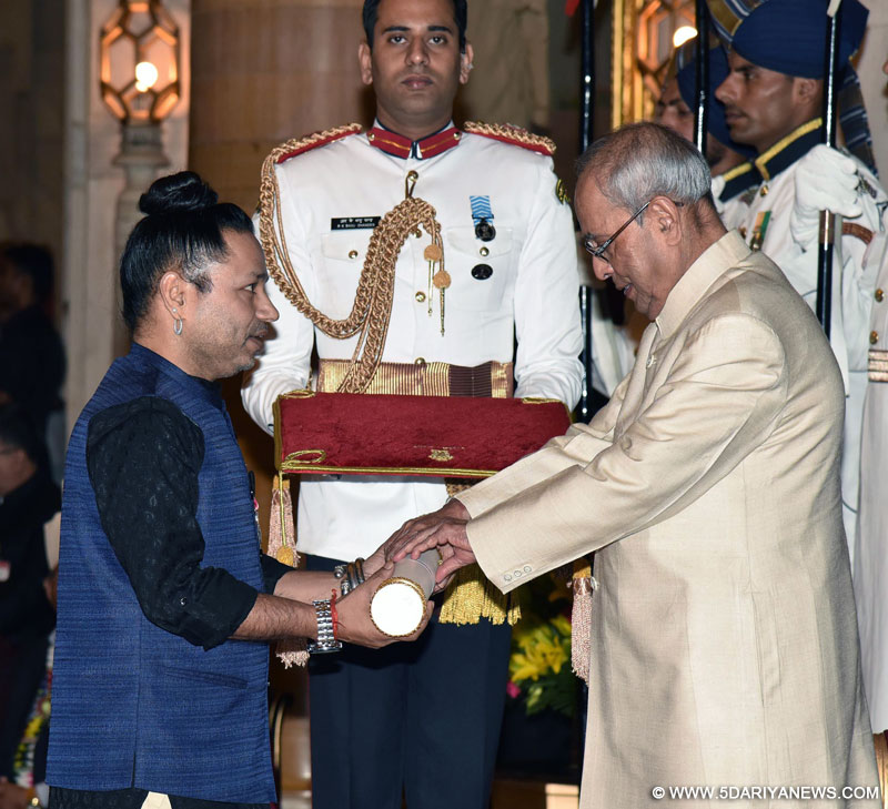 The President, Shri Pranab Mukherjee presenting the Padma Shri Award to Shri Kailash Kher, at the Civil Investiture Ceremony, at Rashtrapati Bhavan, in New Delhi on April 13, 2017.