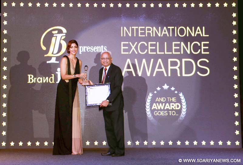 CGC Director General  Dr. G D Bansal receiving award from Bollywood actress Shilpa Shetty Kundra at Goa