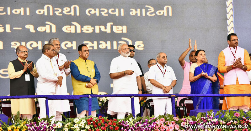 The Prime Minister, Shri Narendra Modi dedicating to the Nation Phase-I (Link 2) & laying foundation stone for Phase-II (Link 2) of SAUNI Yojana, at Botad, in Gujarat on April 17, 2017. The Chief Minister of Gujarat, Shri Vijay Rupani, the Minister of State for Agriculture & Farmers Welfare and Panchayati Raj, Shri Parshottam Rupala, the Deputy Chief Minister of Gujarat, Shri Nitinbhai Patel and other dignitaries are also seen.
