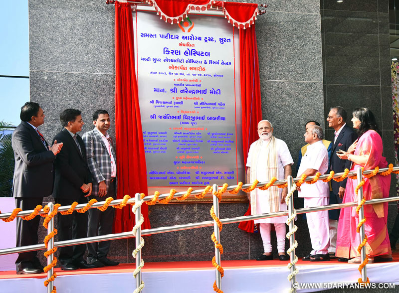 The Prime Minister, Shri Narendra Modi inaugurating the Kiran Multispeciality Hospital, in Surat, Gujarat on April 17, 2017. The Deputy Chief Minister of Gujarat, Shri Nitinbhai Patel and other dignitaries are also seen.