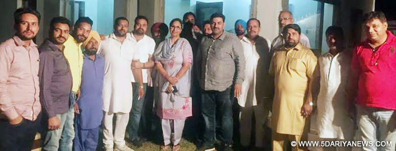 ਸਥਾਨਕ ਸ਼ਹਿਰ ਵਿਚ ਪੱਤਰਕਾਰਾਂ ਨਾਲ ਗੱਲਬਾਤ ਲਖਵਿੰਦਰ ਕੌਰ ਗਰਚਾ ਤੇ ਹੋਰ।