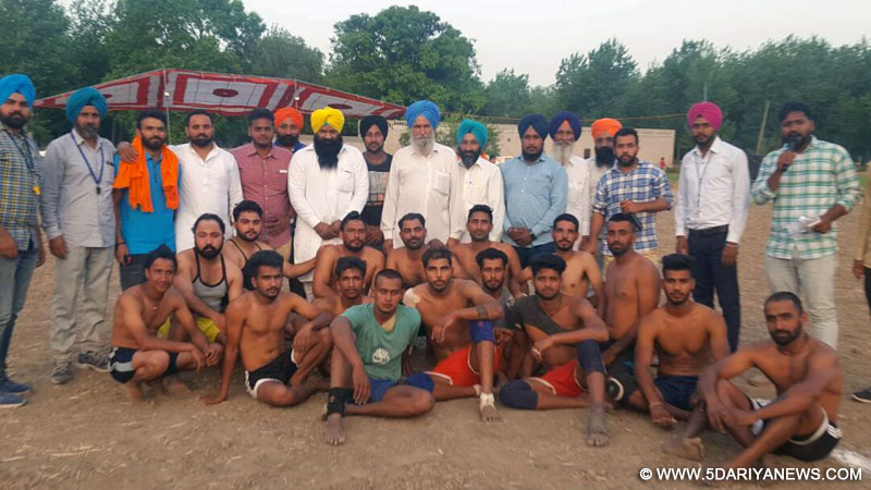 ਨੇੜਲੇ ਪਿੰਡ ਗੁੰਨੋਮਾਜਰਾ ਵਿਖੇ ਕਬੱਡੀ ਕੱਪ ਦੌਰਾਨ ਖਿਡਾਰੀਆਂ ਨਾਲ ਤਸਵੀਰ ਕਰਵਾਉਂਦੇ ਜ਼ੈਲਦਾਰ ਸਤਵਿੰਦਰ ਸਿੰਘ ਚੈੜੀਆਂ। 