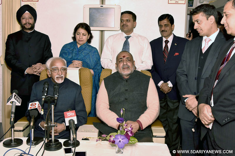 The Vice President, Shri M. Hamid Ansari addressing the Media onboard Air India One Special Aircraft, on his return from five-day visit to Armenia and Poland, on April 28, 2017. The Minister of State for Micro, Small & Medium Enterprises, Shri Giriraj Singh is also seen.