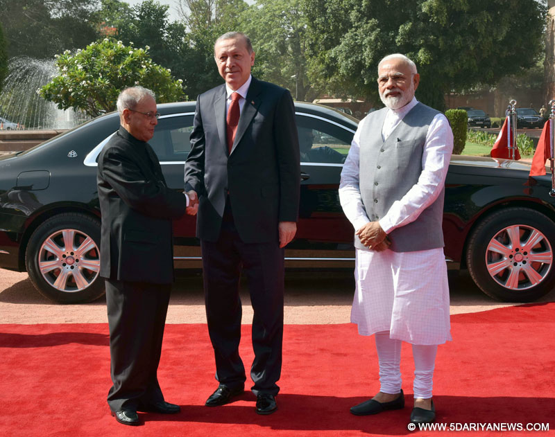 The President of the Republic of Turkey, Mr. Recep Tayyip Erdogan being received by the President, Shri Pranab Mukherjee and the Prime Minister, Shri Narendra Modi, at the Ceremonial Reception, at Rashtrapati Bhavan, in New Delhi on May 01, 2017. 