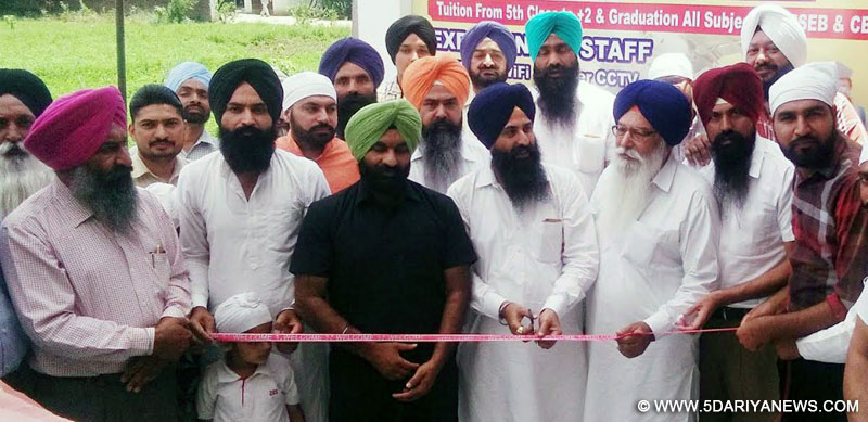 ਪਿੰਡ ਬੂਥਗੜ੍ਹ ਵਿਖੇ ਇੰਸਟੀਚਿਊਟ ਦਾ ਉਦਘਾਟਨ ਕਰਦੇ ਹੋਏ ਜਥੇ. ਉਜਾਗਰ ਸਿੰਘ ਬਡਾਲੀ ਹਾਜ਼ਰ ਪ੍ਰਬੰਧਕ।   