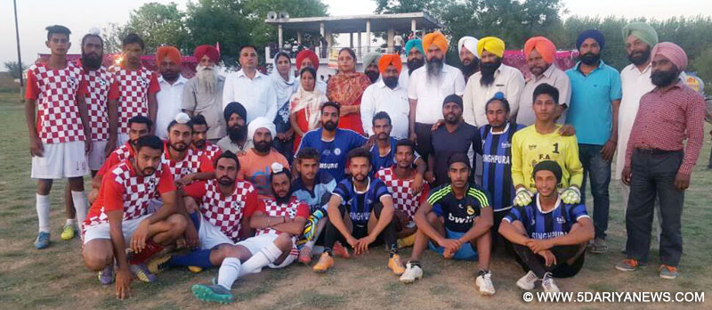 ਪਿੰਡ ਚਤਾਮਲੀ ਵਿਖੇ ਮੁੱਖ ਮਹਿਮਾਨ ਜੈਲਦਾਰ ਸਤਵਿੰਦਰ ਸਿੰਘ ਚੈੜੀਆਂ ਟੀਮਾਂ ਨਾਲ ਤਸਵੀਰ ਕਰਵਾਉਂਦੇ ਹੋਏ।