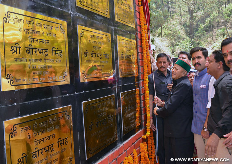  Chief Minister Shri Virbhadra Singh inaugurating various developmental projects and laying foundation stones of projects in Arki constituency of Solan district on 5 May 2017