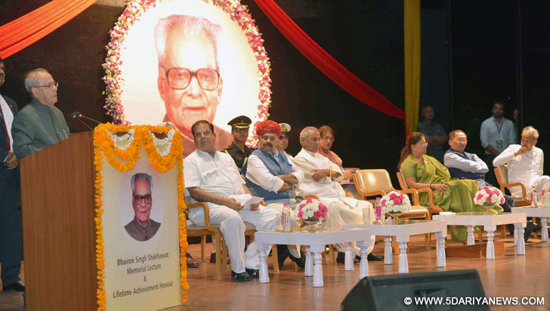 The President, Shri Pranab Mukherjee delivering the first Bhairon Singh Shekhawat Memorial Lecture, at Jaipur, in Rajasthan on May 15, 2017. The Governor of Rajasthan, Shri Kalyan Singh, the Chief Minister of Rajasthan, Smt. Vasundhara Raje Scindia, the Chief Minister of Sikkim, Shri Pawan Kumar Chamling and other dignitaries are also seen.