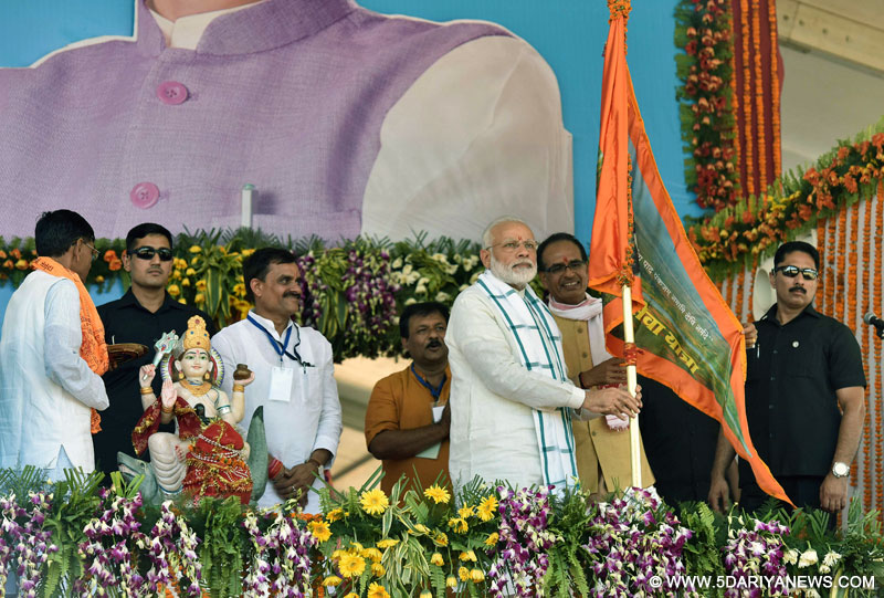 The Prime Minister, Shri Narendra Modi performing Dhwaj Sthapana & Kalash Pujan, at the concluding ceremony of the Narmada Sewa Yatra & launching of Narmada Sewa Mission, in Amarkantak, Madhya Pradesh on May 15, 2017. The Chief Minister of Madhya Pradesh, Shri Shivraj Singh Chouhan is also seen.