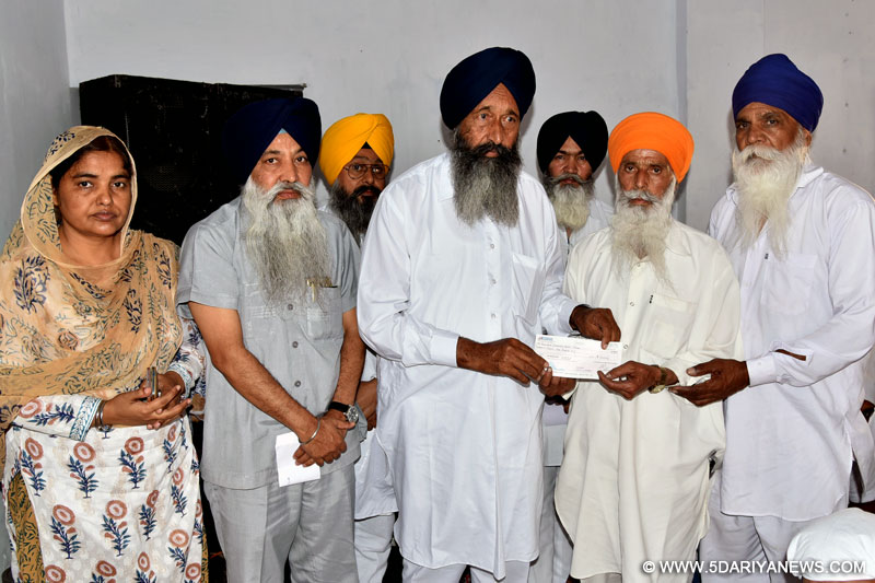 ਗੁਰਦੁਆਰਾ ਕਮੇਟੀ ਨੂੰ ਤਿੰਨ ਲੱਖ ਰੁਪਏ ਦੀ ਸਹਾਇਤਾ ਰਾਸ਼ੀ ਦਾ ਚੈਕ ਸੌਂਪਦੇ ਹੋਏ ਸੀਨੀਅਰ ਮੀਤ ਪ੍ਰਧਾਨ ਸ. ਬਲਦੇਵ ਸਿੰਘ ਕਾਇਮਪੁਰ, ਬੀਬੀ ਪਰਮਜੀਤ ਕੌਰ ਲਾਂਡਰਾਂ ਮੈਂਬਰ ਤੇ ਸ. ਅਵਤਾਰ ਸਿੰਘ ਸੈਂਪਲਾ ਸਕੱਤਰ।