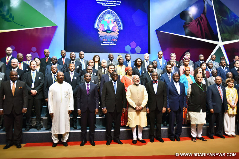 The Prime Minister, Shri Narendra Modi with the foreign delegates at the 52nd African Development Bank Annual meetings, in Gandhinagar, Gujarat on May 23, 2017.