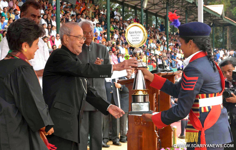 The President, Shri Pranab Mukherjee presented the awards, at the 159th Founder’s Day celebrations of the Lawrence School, at the Nilgiris, in Tamil Nadu on May 23, 2017.