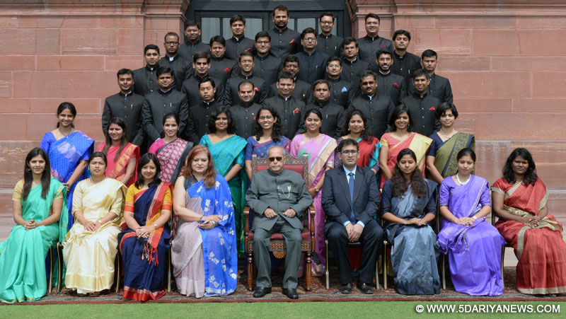 The President, Shri Pranab Mukherjee with the Officer Trainees of Indian Foreign Service of 2016 batch from Indian Foreign Service Institute, at Rashtrapati Bhavan, in New Delhi on June 01, 2017.