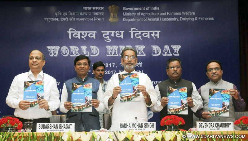 The Union Minister for Agriculture and Farmers Welfare, Shri Radha Mohan Singh releasing the publication, at the “World Milk Day” celebration, organised by the Department of Animal Husbandry & Fisheries, in New Delhi on June 01, 2017.