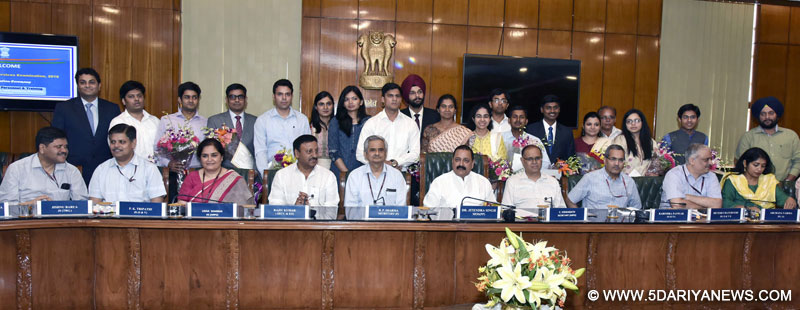 The Minister of State for Development of North Eastern Region (I/C), Prime Minister’s Office, Personnel, Public Grievances & Pensions, Atomic Energy and Space, Dr. Jitendra Singh in a group photograph at the felicitation ceremony of Civil Services Toppers (2016), in New Delhi on June 02, 2017.