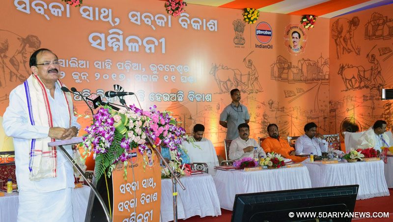 M. Venkaiah Naidu addressing the gathering at the “Sabka Saath Sabka Vikas” Sammelan, in Bhubaneswar, Odisha on June 12, 2017. The Minister of State for Petroleum and Natural Gas (Independent Charge), Shri Dharmendra Pradhan and other dignitaries are also seen.