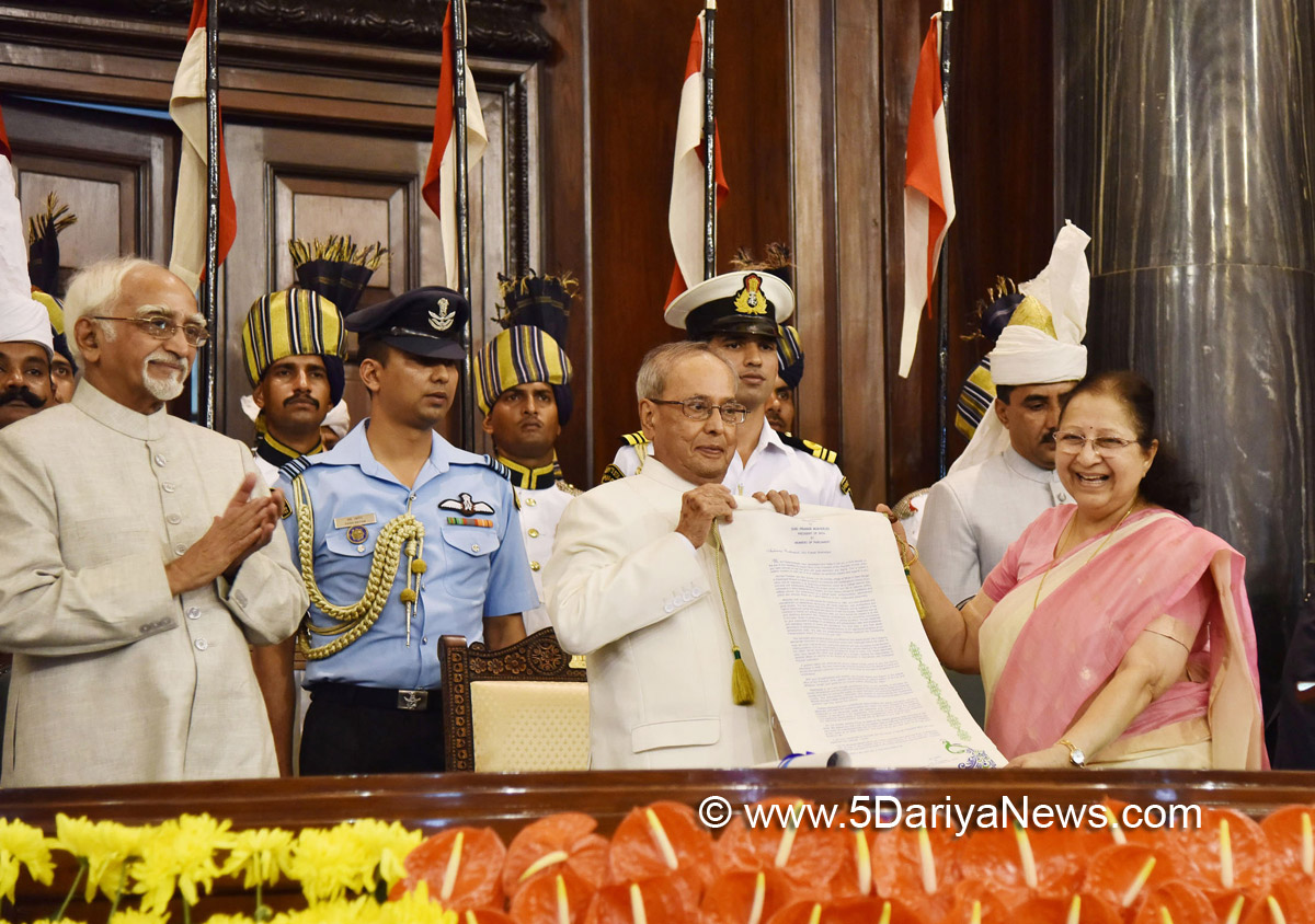 The President, Shri Pranab Mukherjee being presented a scroll by the Speaker, Lok Sabha, Smt. Sumitra Mahajan on behalf of all MPs, during his farewell ceremony, at Central Hall of the Parliament, in New Delhi on July 23, 2017. The Vice President and Chairman, Rajya Sabha, Shri M. Hamid Ansari are also seen.