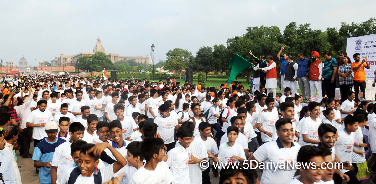 The Union Minister for Human Resource Development, Shri Prakash Javadekar and the Minister of State for Youth Affairs and Sports (I/C), Water Resources, River Development and Ganga Rejuvenation, Shri Vijay Goel flagging off the 11th Slum Yuva Daud from Boat Club, India Gate to National Stadium, in New Delhi on July 23, 2017.