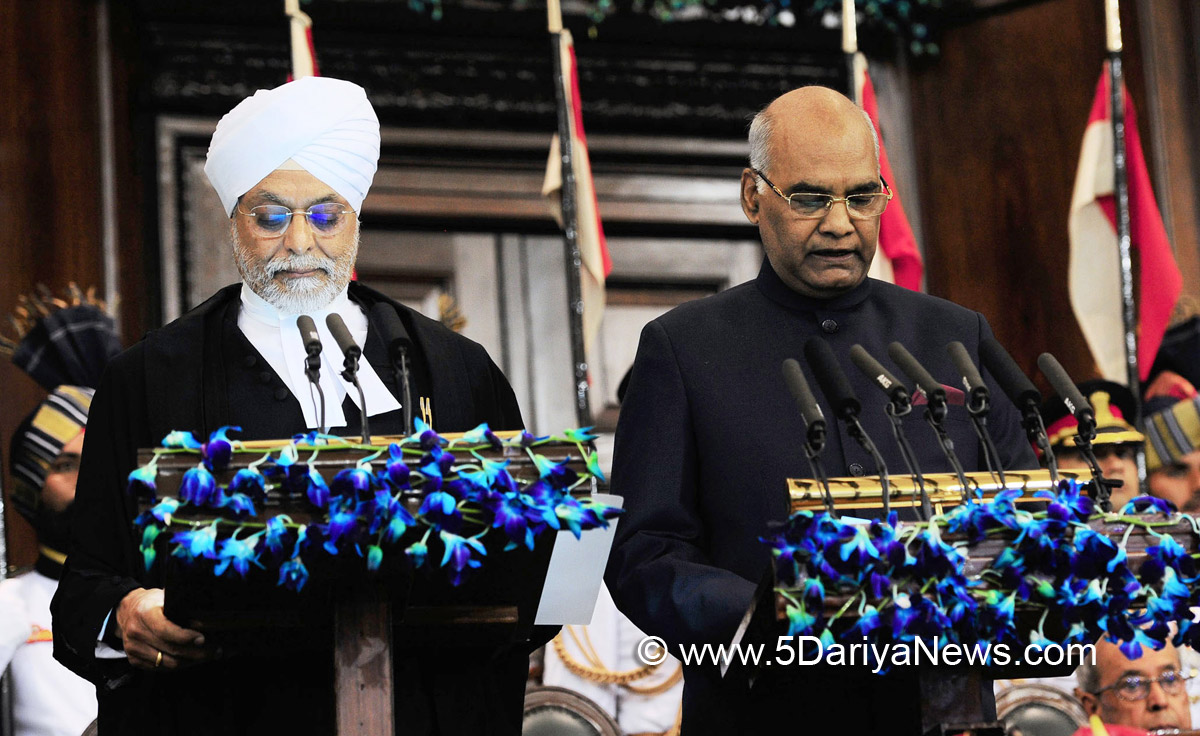 भारत के मुख्य न्यायाधीश श्री जस्टिस जे. एस. खेहर 25 जुलाई, 2017 को नई दिल्ली में संसद के केंद्रीय कक्ष में एक शपथ ग्रहण समारोह के दौरान श्री रामनाथ कोविंद को भारत के राष्ट्रपति के पद की शपथ दिलाते हुए।